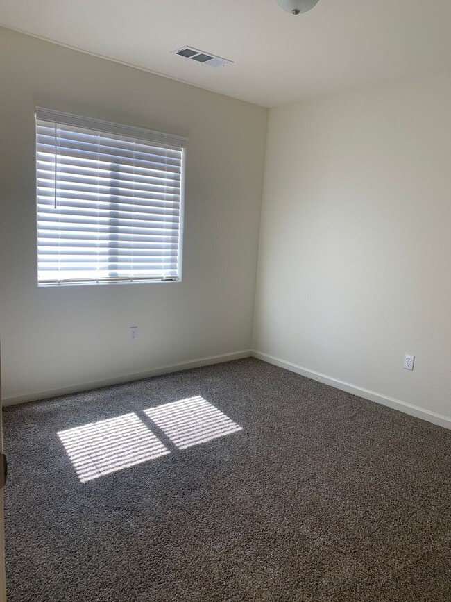 Building Photo - 2065 W Vineyard Ct