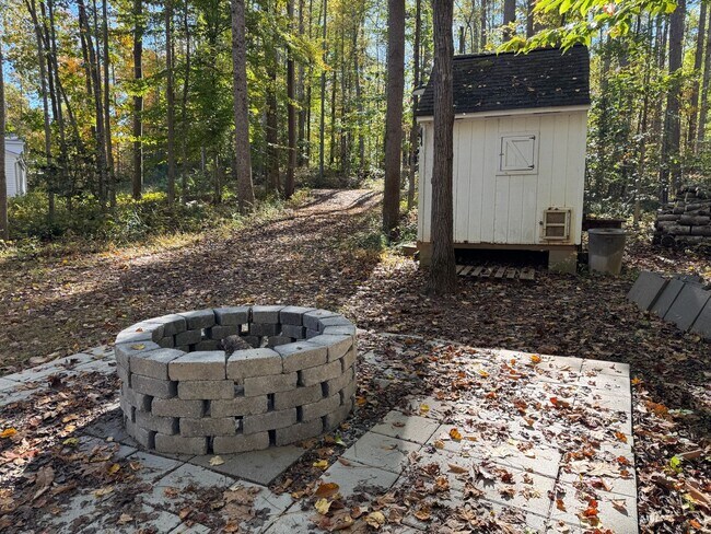 Foto del edificio - STUNNING SECLUDED HOME ON TREED ACRES - STAFFORD