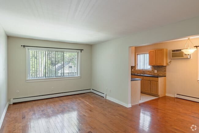 1BR, 1BA - 585SF, Living Room - 484 E Breckenridge St