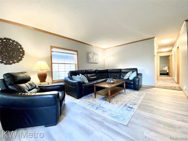 Foto del edificio - 23748 Crossley Ave