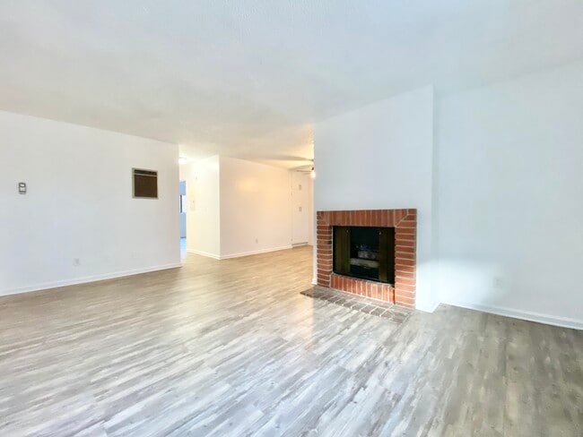 Building Photo - Villa D'Roga