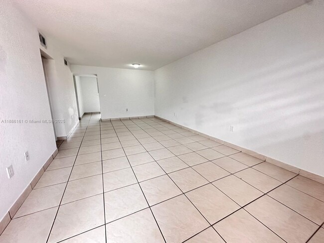 Foto del edificio - 1380 W 41st St