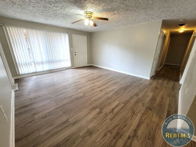 Building Photo - 3 Bedroom Home Right In Town!