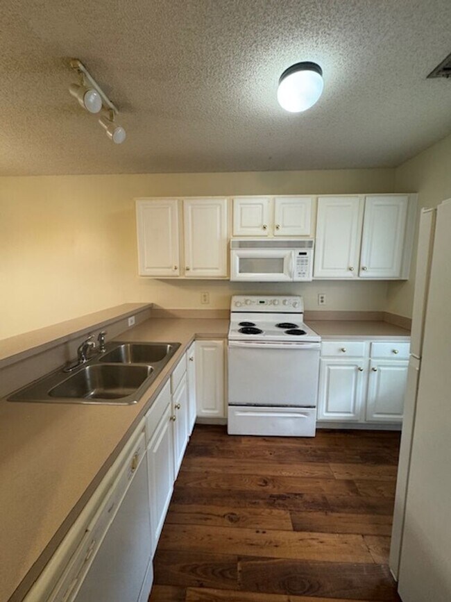 Foto del edificio - Condo in Holton Place - 2nd Floor Unit - W...