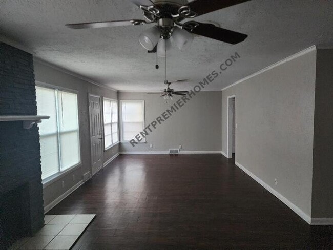 Building Photo - 2413 Hillview Dr