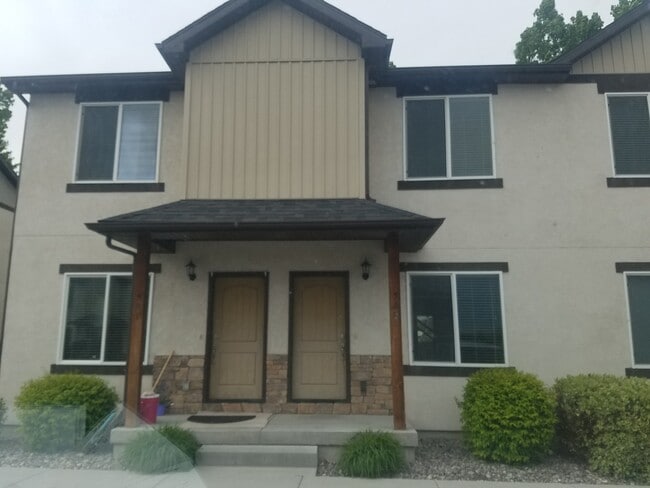 Building Photo - Desirable 2 bed, 2.5 bath Lincoln Park tow...