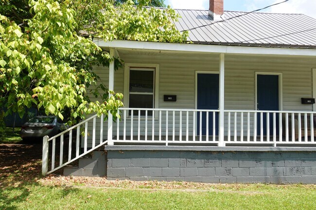 Building Photo - 110 Delano Ave