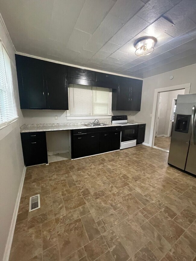 Foto del edificio - Must see this adorable 2 bed 1 bath bungal...