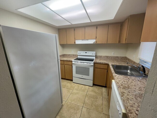 Building Photo - 2 Bed/2 Bath, 1st floor unit - AVAILABLE N...