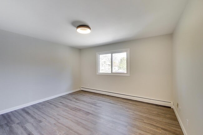 Building Photo - Freshly Renovated 2 Bedroom 1 Bathroom Apartment!