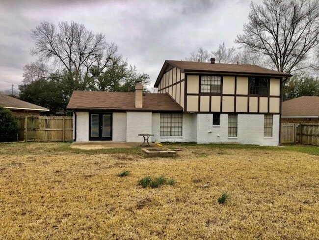 Building Photo - UPDATED IN TOWN SOUTH-LARGE 4/3 BRICK HOME-VERY NICE