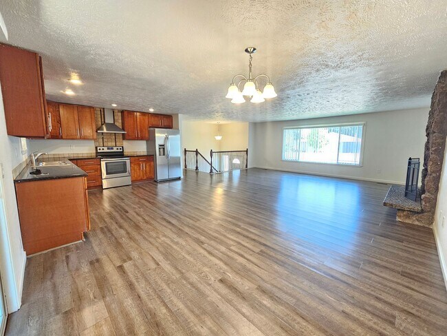 Building Photo - $2,700 – Spacious 4 Bed / 2 Bath Home in S...