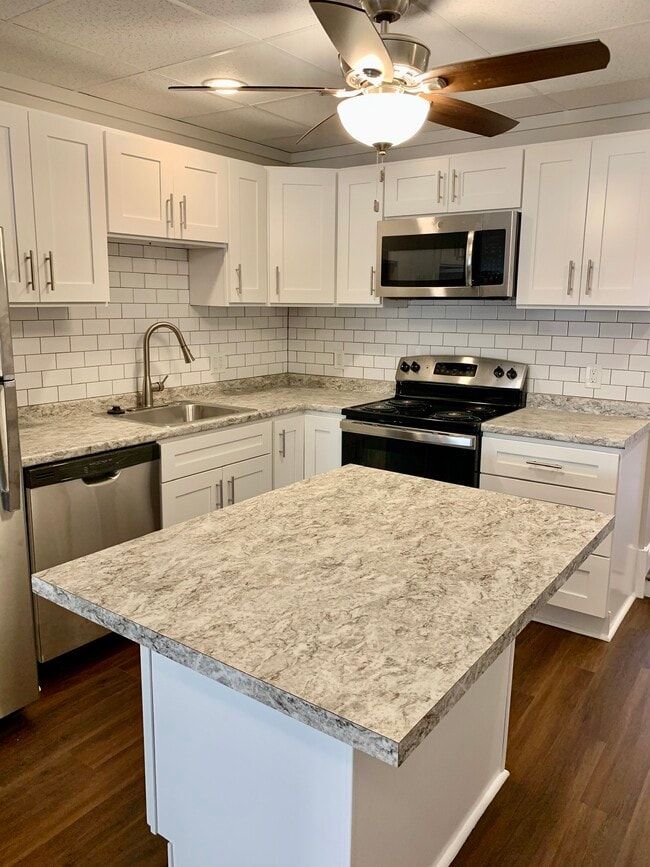 Kitchen - 3135 Richmond St