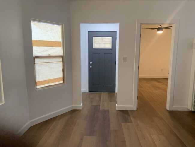 Foto del edificio - 1227 E 7th St