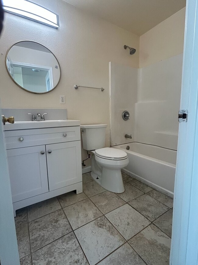 Foto del edificio - 425 Hyland Dr