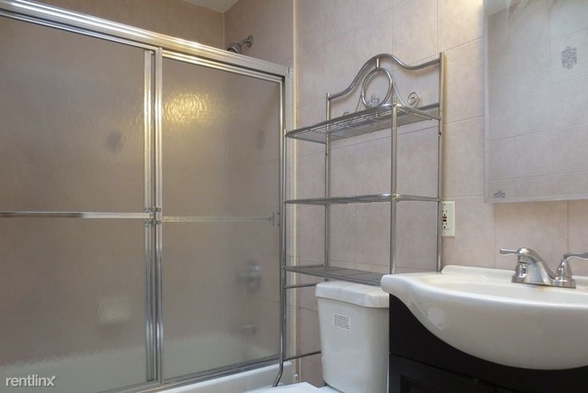Foto del edificio - 1 br, 1 bath  - 2315 Steinway St