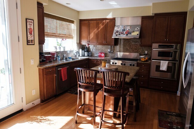 Kitchen - 5700 Seawalk Dr