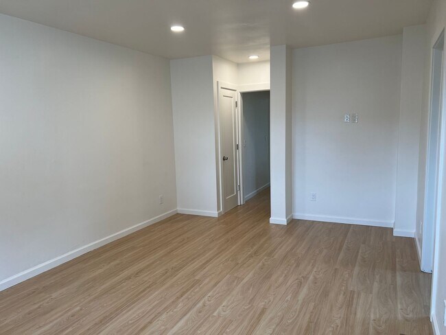 Building Photo - Larkin (492)