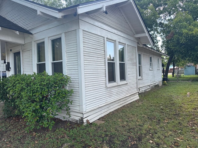 Building Photo - 629 Dunn St