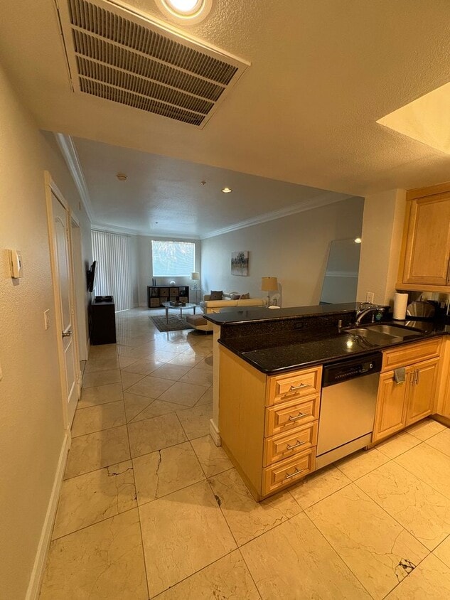 Primary Photo - Spacious fully furnished 1 bedroom condo l...