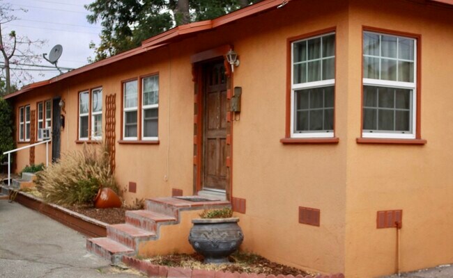 Building Photo - 4606 Vineland Ave
