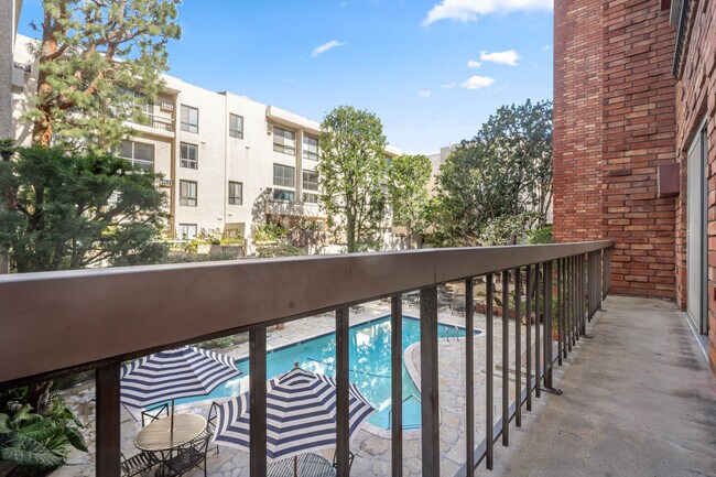 Building Photo - Spacious and Bright One Bedroom Featuring ...