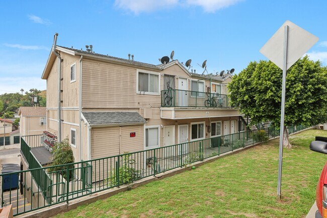 Foto del edificio - 4717-4727 Gambier/4716-4726 Butterfly