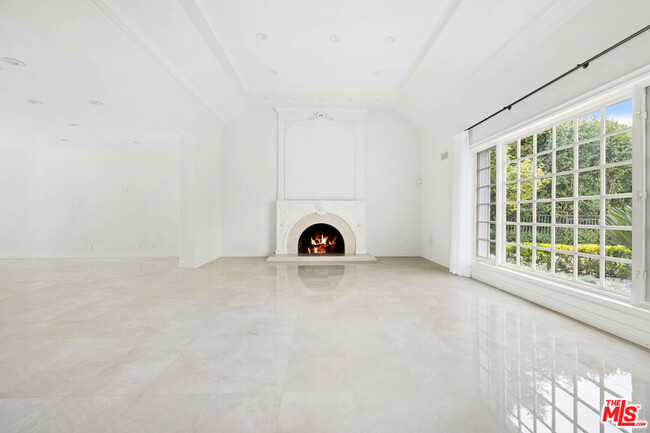 Building Photo - 713 N Linden Dr