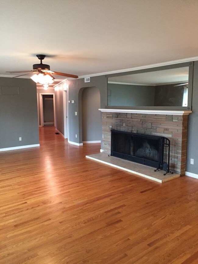 Foto del edificio - 1180 N Country Club Blvd