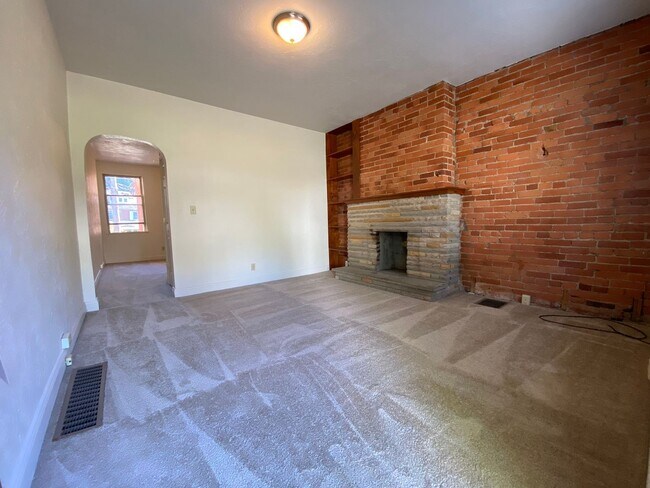 Foto del edificio - Spacious Two Bedroom Townhouse in Squirrel Hill! Fully Equipped Kitchen & W/D Included! Call Today
