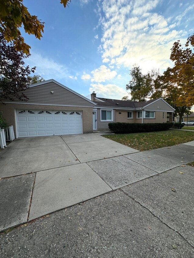 Primary Photo - 7225 E Prairie Rd