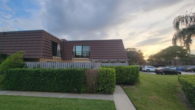 Building Photo - 606 6th Ln