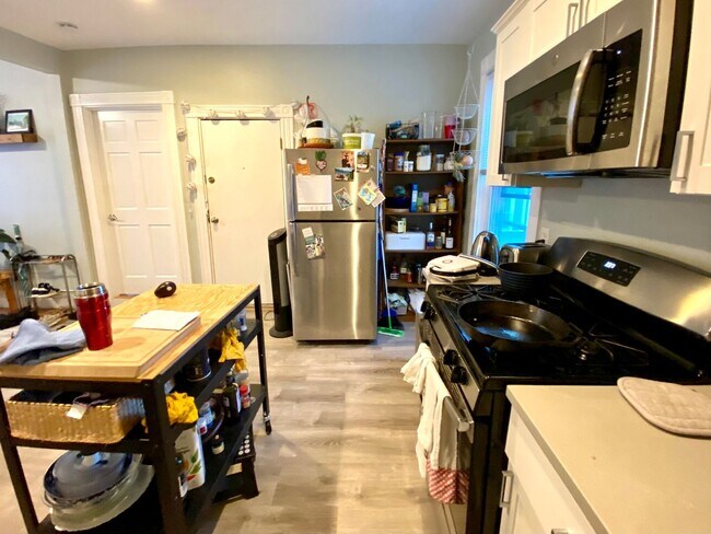 Building Photo - Renovated Apt near NEU!   Luxury Appliances, Sunny and Spacious w Laundry in Unit, Pet OK