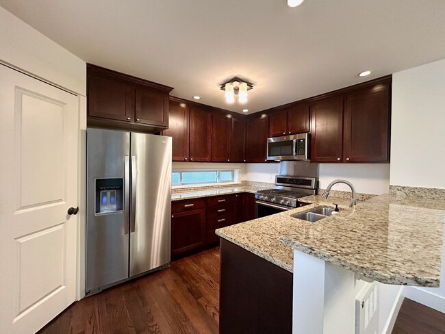 Building Photo - Queen Anne Townhouse