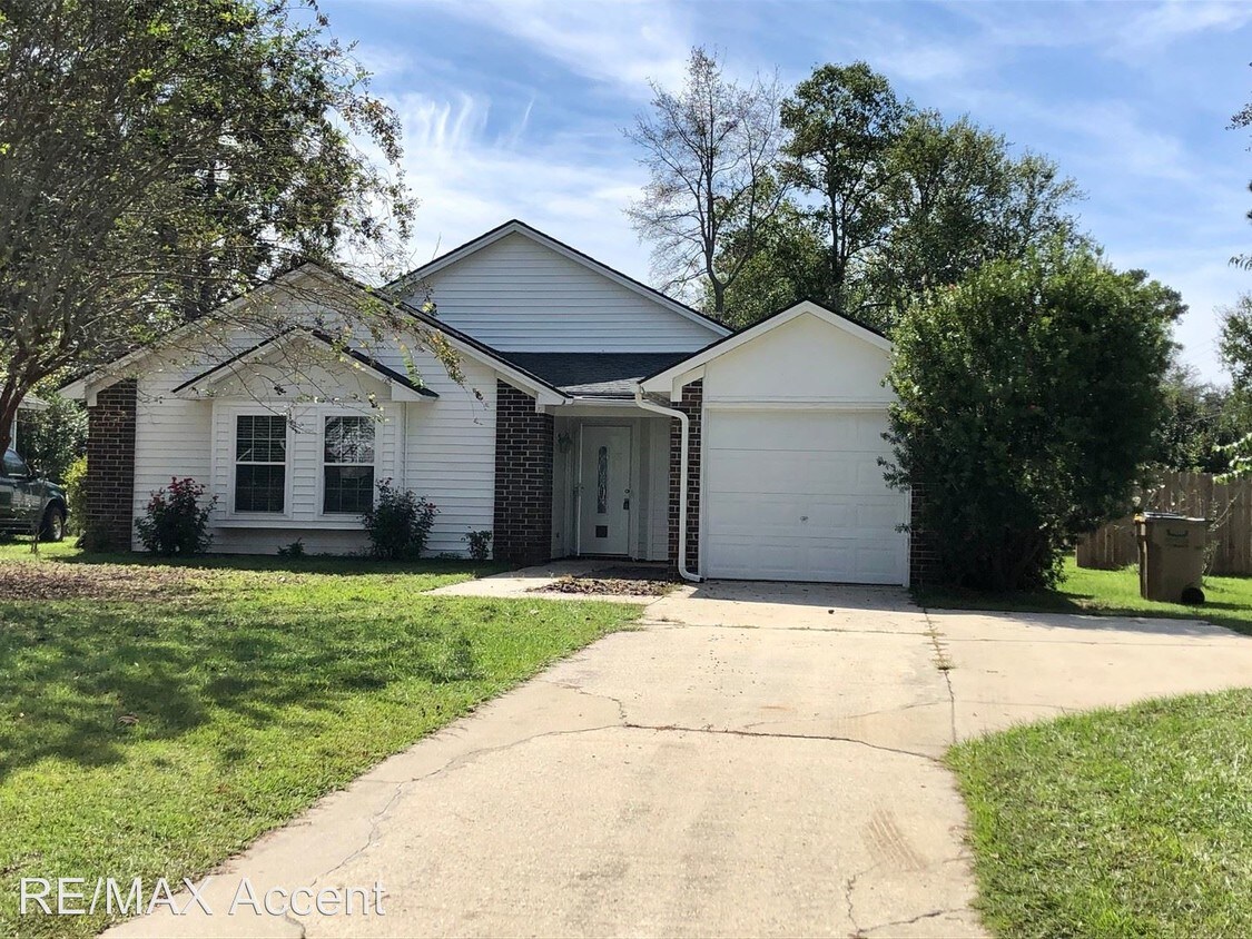 3 br, 2 bath House 346 Falcon Drive House Rental in Richmond Hill