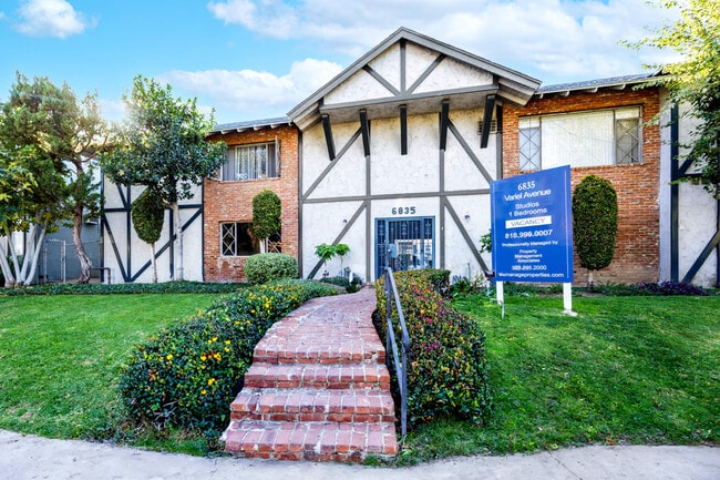 Building Photo - Variel Villas