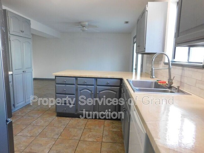 Building Photo - 2338 1/2 Rattlesnake Court