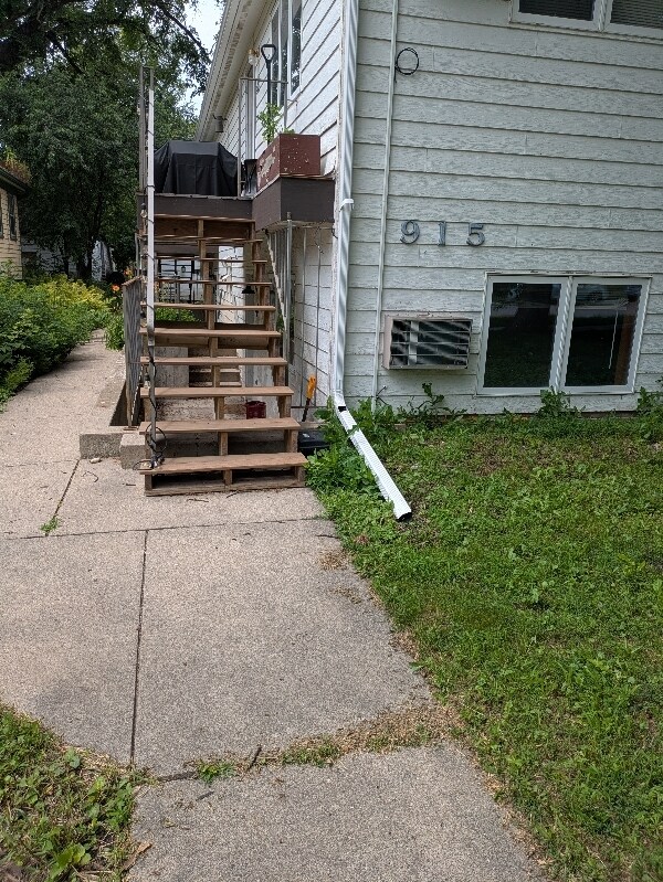 Building Photo - 915 9th St S