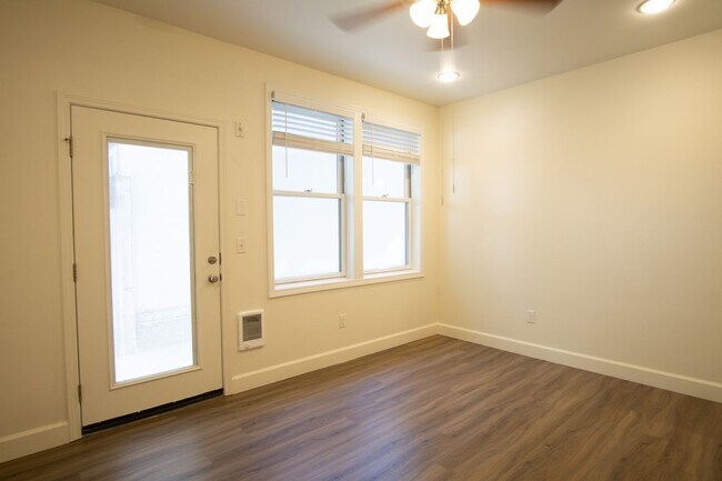 Foto del edificio - Contemporary Studio in Sullivan's Gulch!