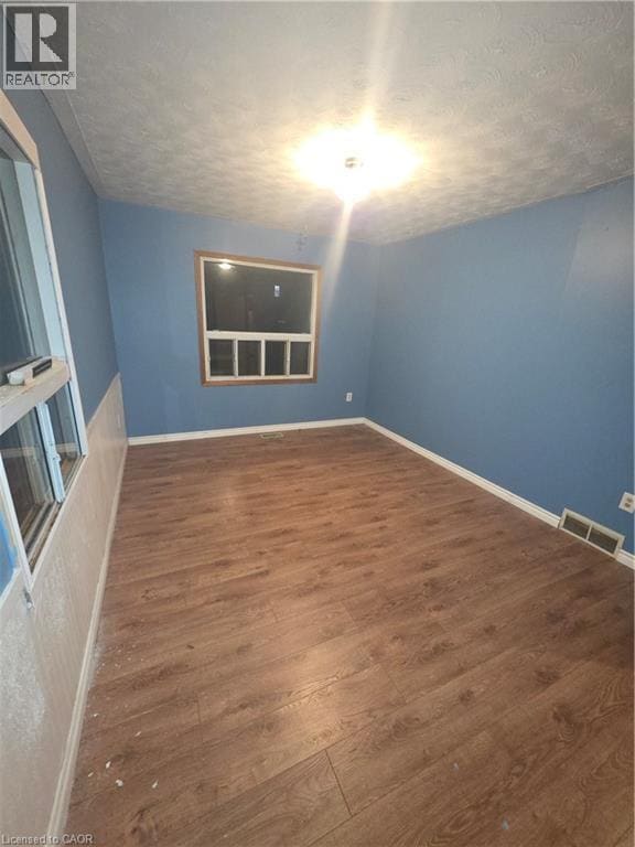 Building Photo - 18 Huxley Ave S