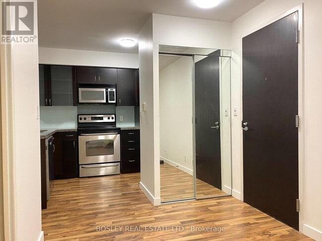 Building Photo - 1005 King St W