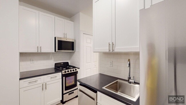 Building Photo - 419 E 73rd St