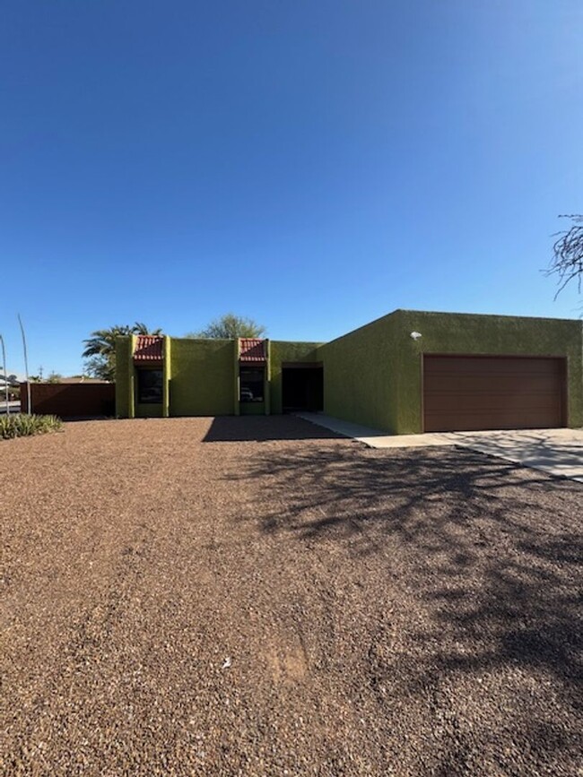 Building Photo - Northwest- 3 bedroom/ 2 bathroom with pool!