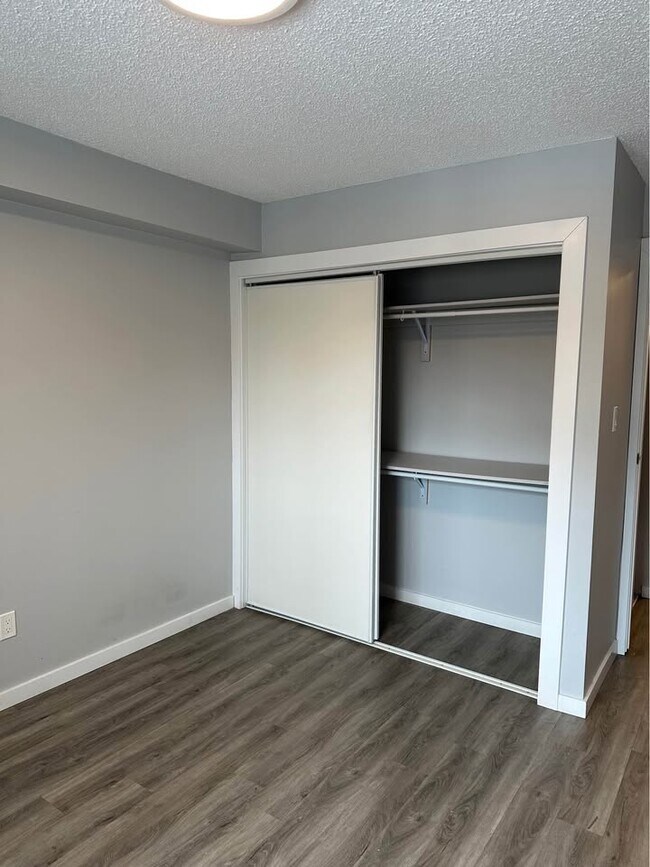 Building Photo - 9864 84 Av NW