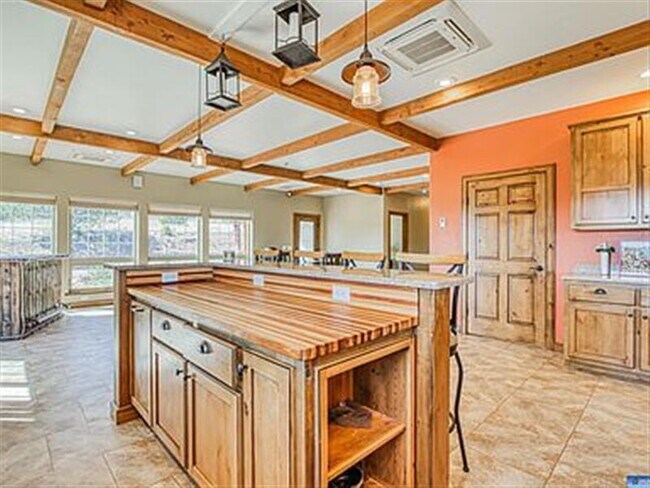 Building Photo - Lovely 3 Bed 2 Bath fHouse
