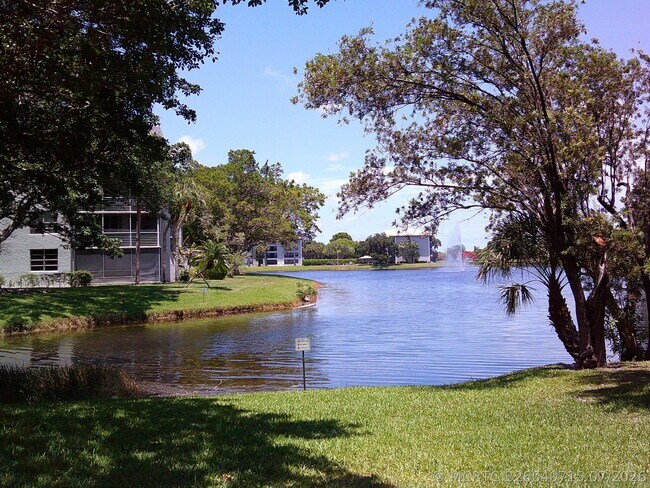 Building Photo - 9420 Poinciana Pl