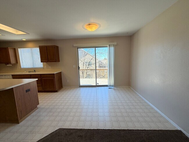 Foto del edificio - Aurora CO Rental in Seven Hills – 3BR/3BA with Deck, Fireplace & Walkout Basement