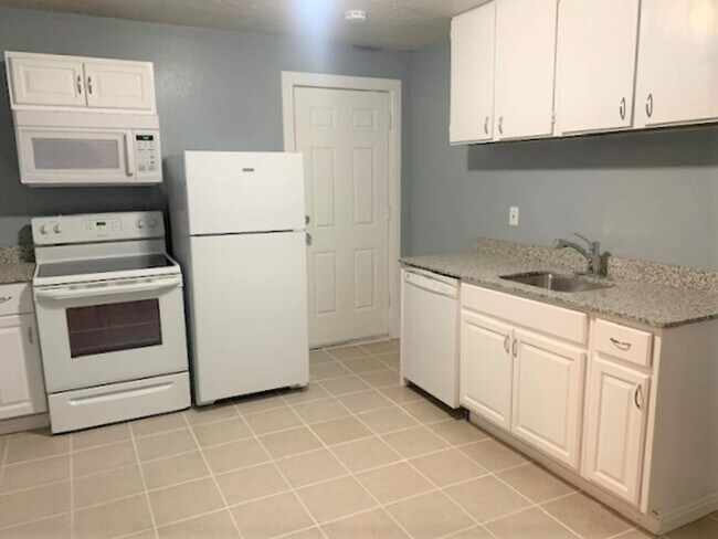 Foto del edificio - 1 bedroom 1 bath duplex in downtown Elko