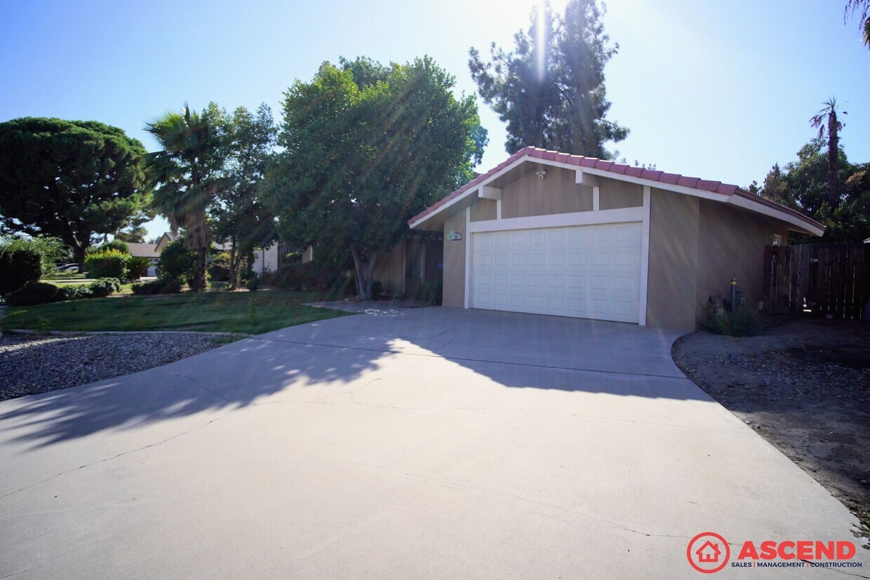 Primary Photo - Phenomenal Home Located In Gated Community!