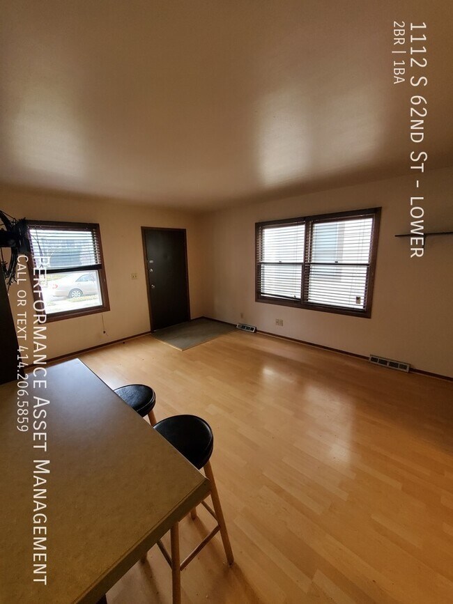 Building Photo - 2 bedroom west allis rental - LOWER